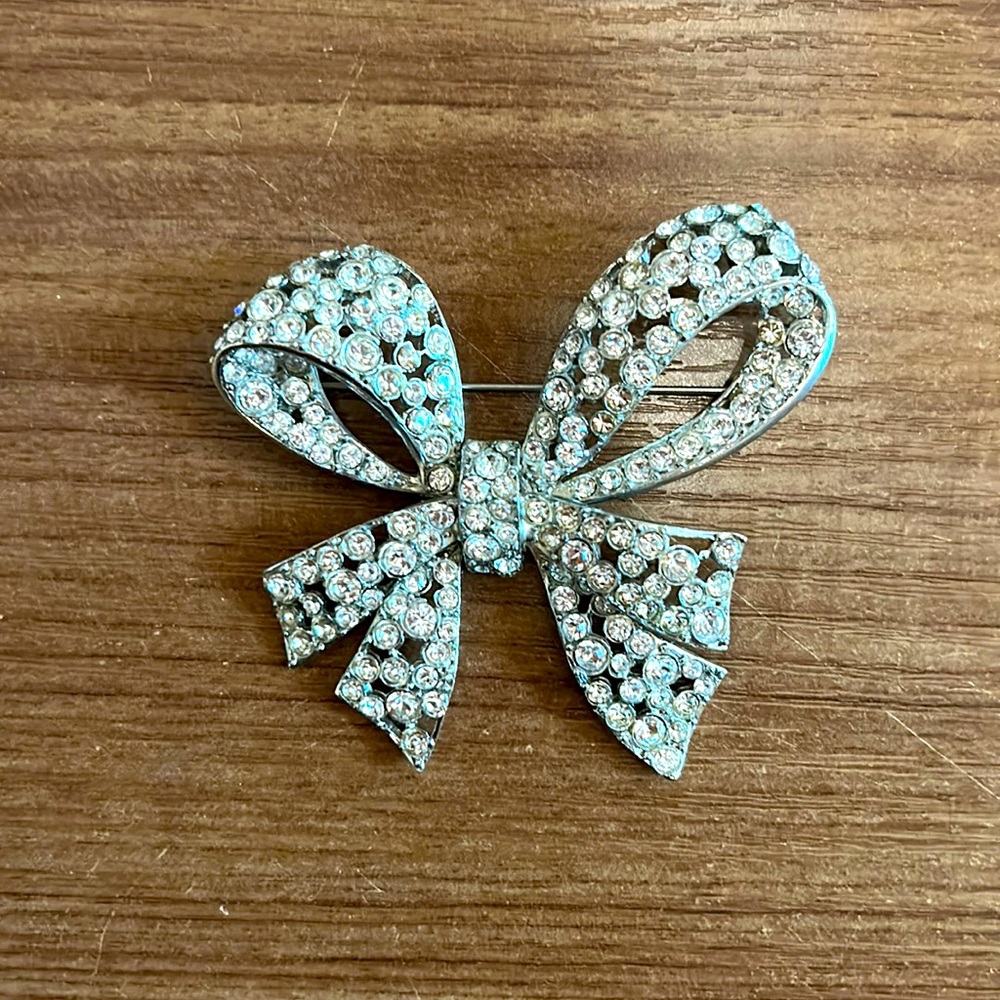 Sonia Rykeil oversized silvertone rhinestone jointed bow brooch / pin
